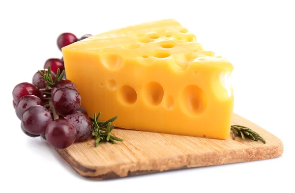 Bit ost och druvan på träplatta, isolerad på vit — Stockfoto
