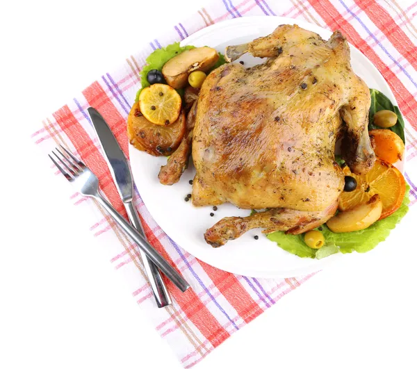 Σύνθεση με ολόκληρο ψητό κοτόπουλο με λαχανικά, χρώματος χαρτοπετσέτας, στο πιάτο, που απομονώνονται σε λευκό — Φωτογραφία Αρχείου