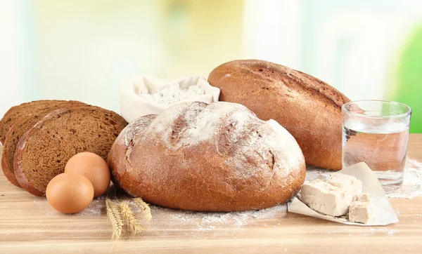Samenstelling met roggebrood op tafel op lichte achtergrond — Stockfoto