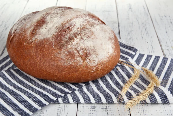 Pane di segale su tovagliolo su sfondo di legno — Foto Stock