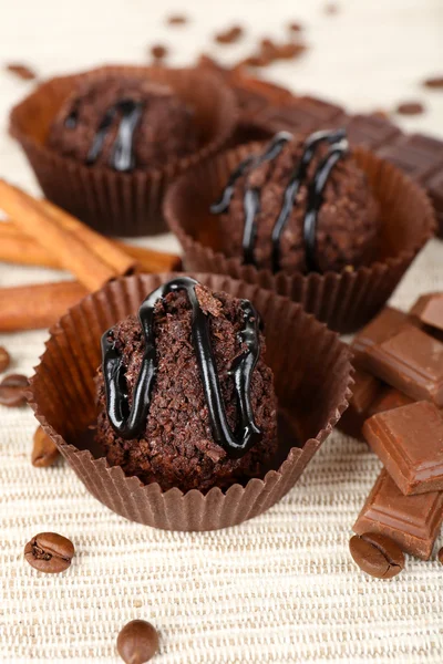 Νόστιμα σοκολατάκια σε κοντινό πλάνο του πίνακα — Stockfoto