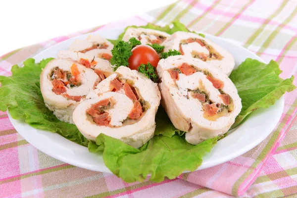 Delizioso rotolo di pollo sul piatto primo piano sul tavolo — Foto Stock