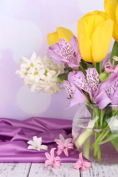 Fiori in vaso sul tavolo su sfondo luminoso — Foto Stock