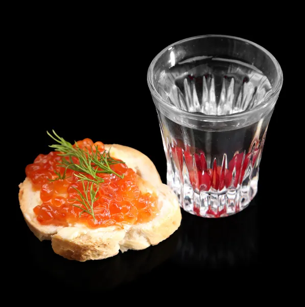Sandwich con caviar y vodka aislado sobre negro —  Fotos de Stock