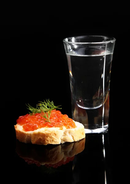 Sandwich con caviar y vodka aislado sobre negro —  Fotos de Stock