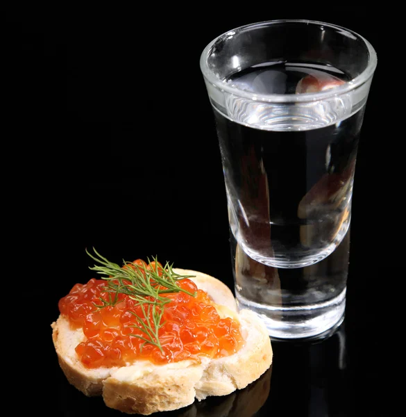 Sandwich con caviar y vodka aislado sobre negro —  Fotos de Stock