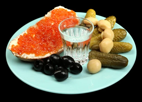 Sammansättning med glas vodka och snacks på färgplåt, isolerade på svart — Stockfoto