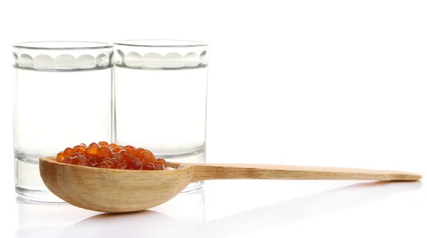 Vasos de vodka, caviar rojo aislado sobre blanco —  Fotos de Stock