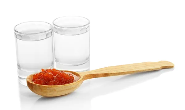 Vasos de vodka, caviar rojo aislado sobre blanco — Foto de Stock
