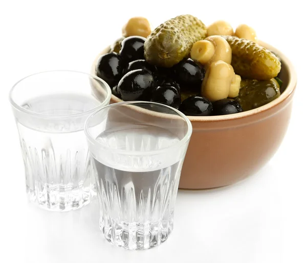 Composição com dois copos de vodka, e legumes marinados, isolados em branco — Fotografia de Stock