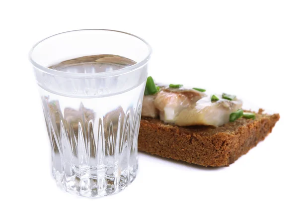 Composición con vaso de vodka, y sándwiches de pescado salado, aislados en blanco —  Fotos de Stock