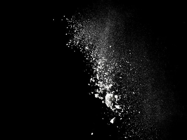 мука на черном фоне