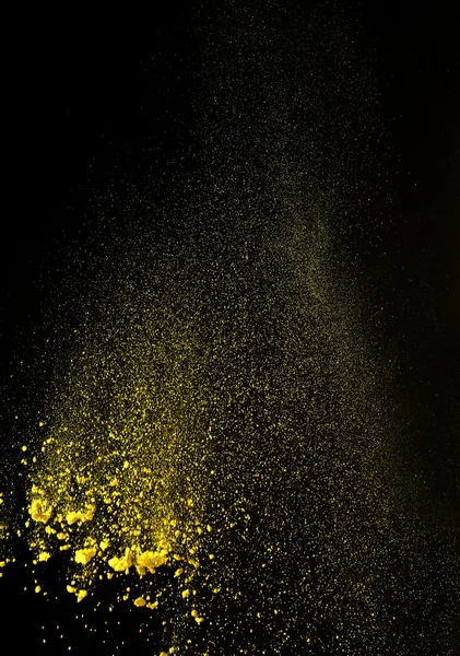 Harina sobre fondo amarillo oscuro — Foto de Stock