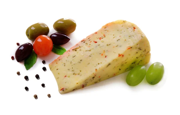 Schmackhafter italienischer Käse, isoliert auf weiß — Stockfoto