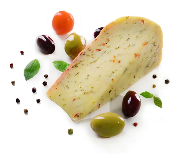 Queijo italiano saboroso, isolado em branco — Fotografia de Stock