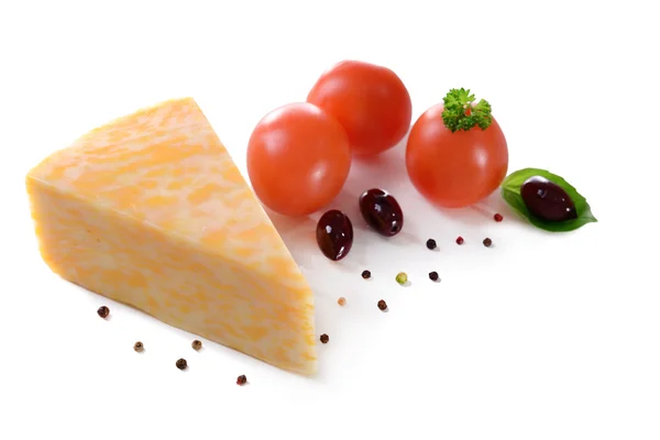 Beyaz izole lezzetli İtalyan peyniri — Stok fotoğraf