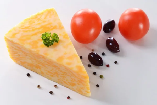 おいしいイタリアのチーズ、白で隔離されます。 — ストック写真