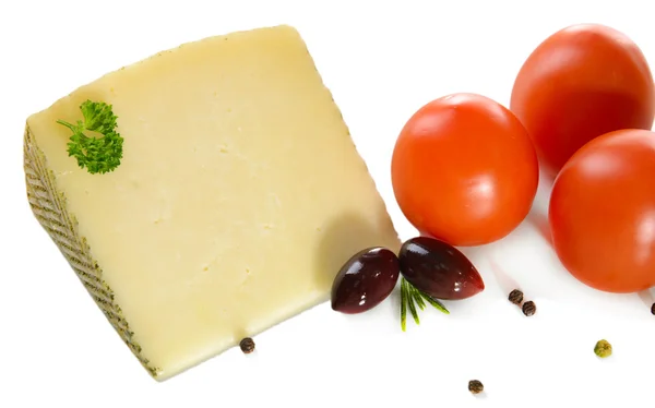 Sabroso queso italiano, aislado sobre blanco — Foto de Stock