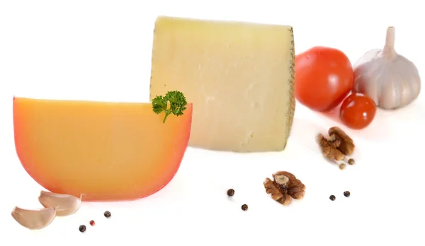 Beyaz izole lezzetli İtalyan peyniri — Stok fotoğraf