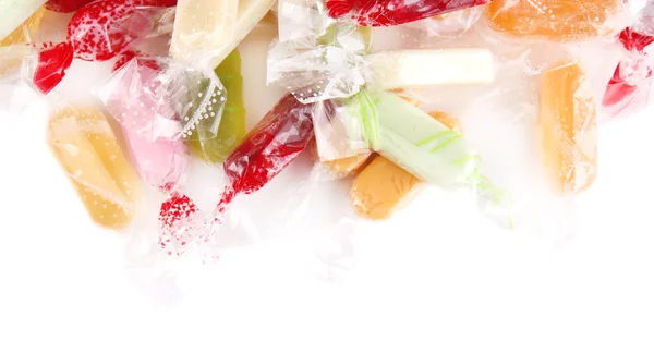 Вкусные конфеты, изолированные на белом — стоковое фото