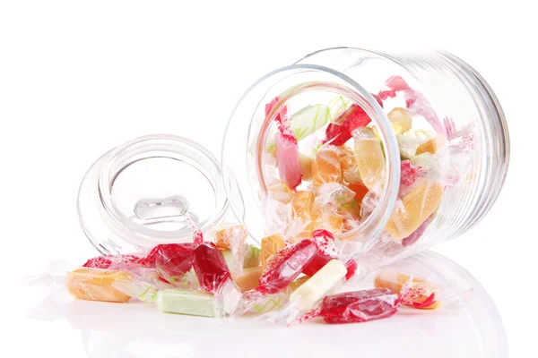 Вкусные конфеты в банке изолированы на белом — стоковое фото