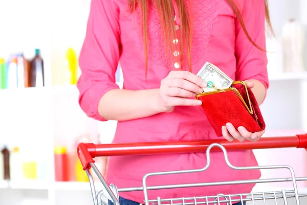 Woman with trolley in supermarket close-up — Stock Photo, Image