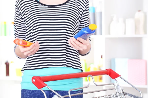 Woman with trolley in supermarket close-up — Stock Photo, Image