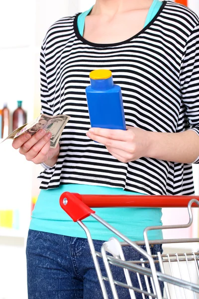 Donna con carrello in primo piano supermercato — Foto Stock