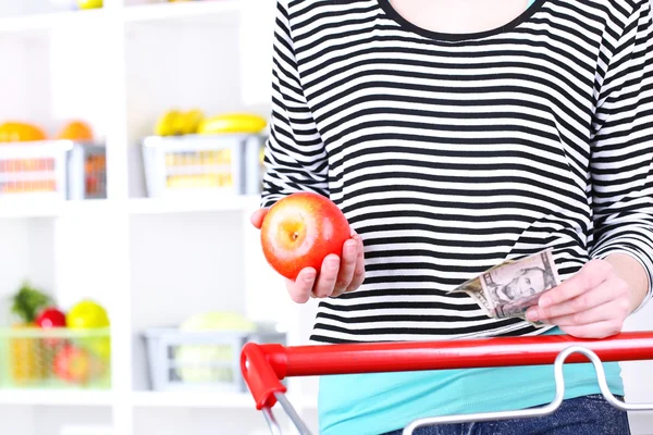 Woman with trolley in supermarket close-up — Stock Photo, Image