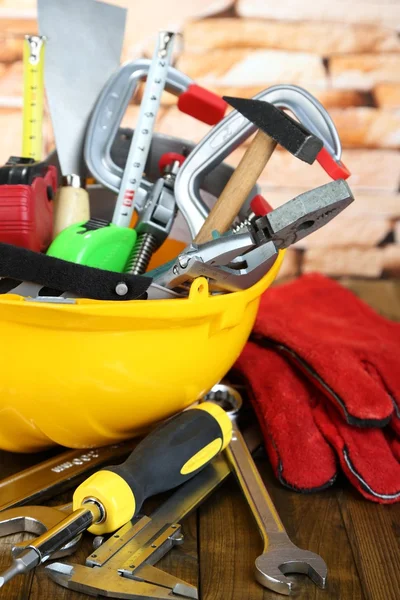 Anläggningsmaskiner på träbord på väggen bakgrund — Stockfoto