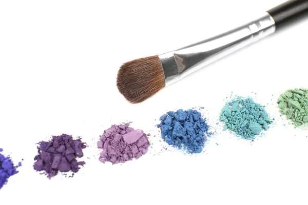 Farbenfroher zerkleinerter Lidschatten und professioneller Make-up-Pinsel isoliert auf Weiß — Stockfoto