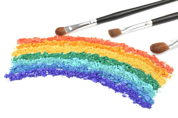 Rainbow krossade ögonskugga och professionell make-up borste isolerad på vit — Stockfoto
