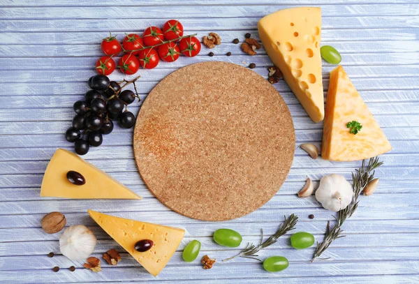 Ahşap masa üzerinde farklı İtalyan peynir — Stok fotoğraf