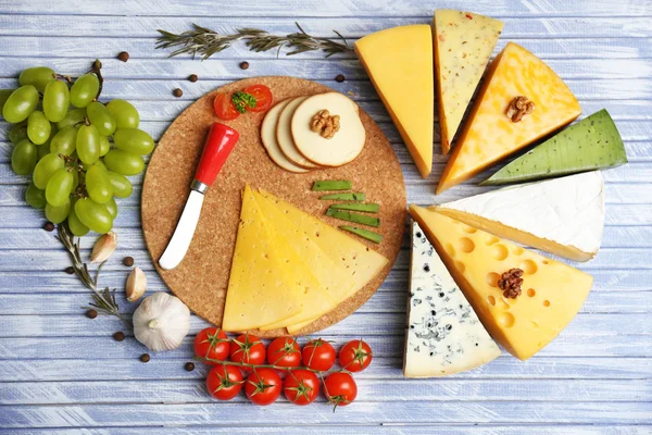 Queso italiano diferente sobre mesa de madera — Foto de Stock