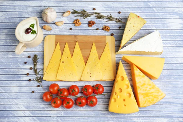 Verschillende Italiaanse kaas op houten tafel — Stockfoto