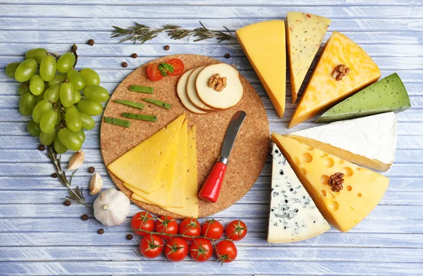 Verschiedener italienischer Käse auf Holztisch — Stockfoto