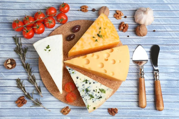 Queijo italiano diferente na mesa de madeira — Fotografia de Stock