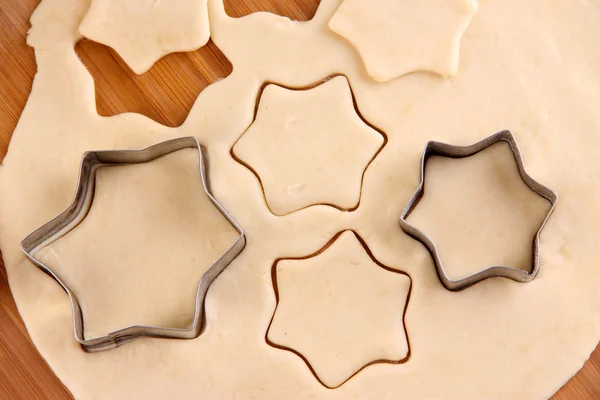 Fare biscotti su sfondo di legno — Foto Stock