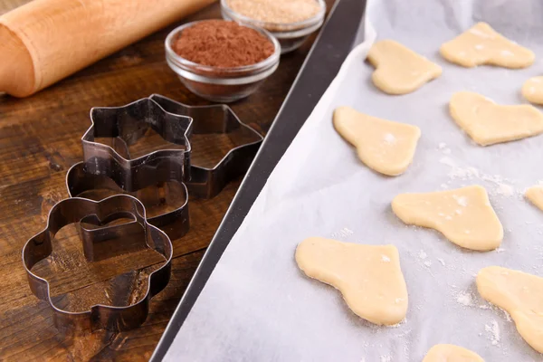 Att göra cookies på trä bakgrund — Stockfoto