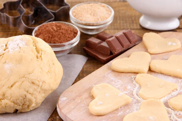 Dokonywanie ciasteczka na drewniane tła — Zdjęcie stockowe