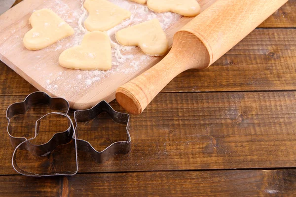 Fare biscotti su sfondo di legno — Foto Stock