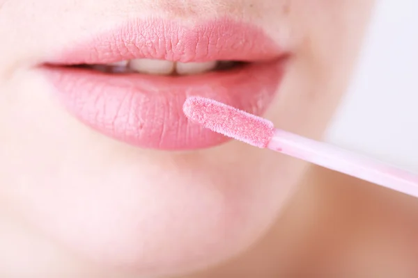 Hermoso maquillaje de glamour labios brillantes de color rosa, de cerca —  Fotos de Stock