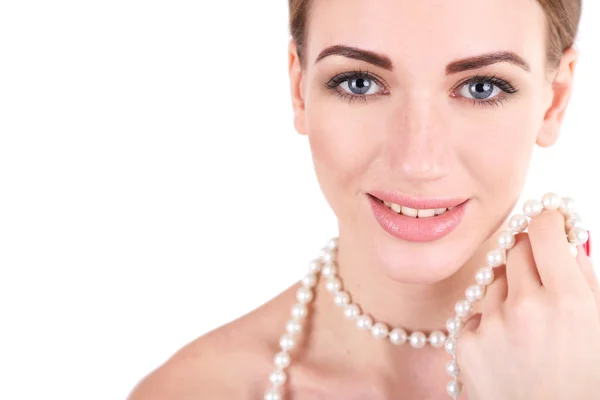 Retrato de chica bonita con perlas en el cuello aisladas en blanco —  Fotos de Stock