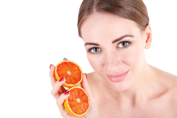 Piękna młoda kobieta trzymając pomarańczowe, na białym tle — Zdjęcie stockowe