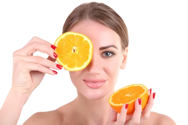 Hermosa mujer joven sosteniendo naranja, aislado en blanco — Foto de Stock