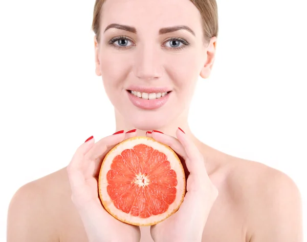 Красива молода жінка тримає грейпфрут, ізольована на білому — стокове фото