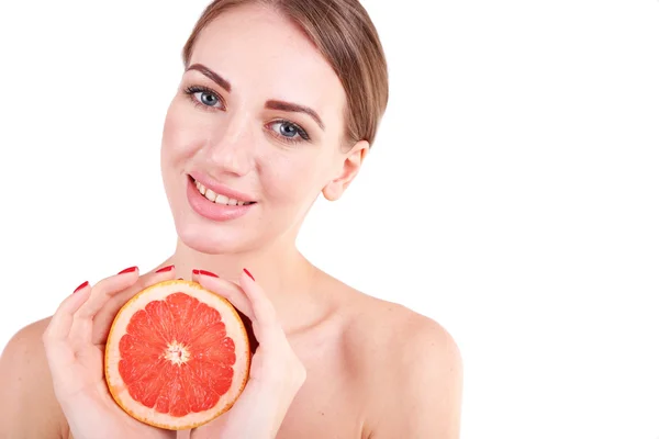 Hermosa mujer joven sosteniendo pomelo, aislado en blanco —  Fotos de Stock