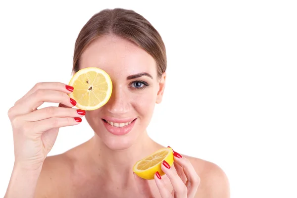 Hermosa mujer joven sosteniendo limón, aislado en blanco —  Fotos de Stock
