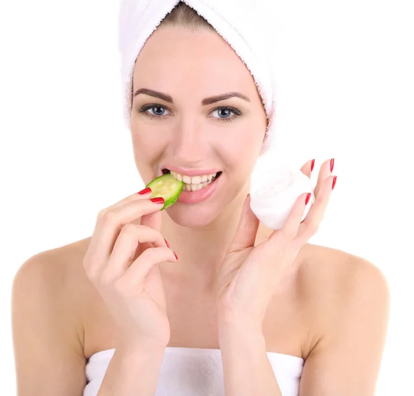 Güzel genç bir kadın tutarak taze salatalık dilimleri ve bir kase krem, beyaz izole — Stok fotoğraf