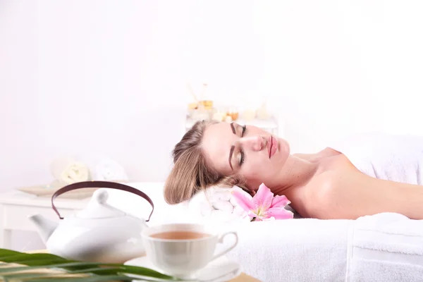 Beautiful young woman having relax in spa salon — Stock Photo, Image